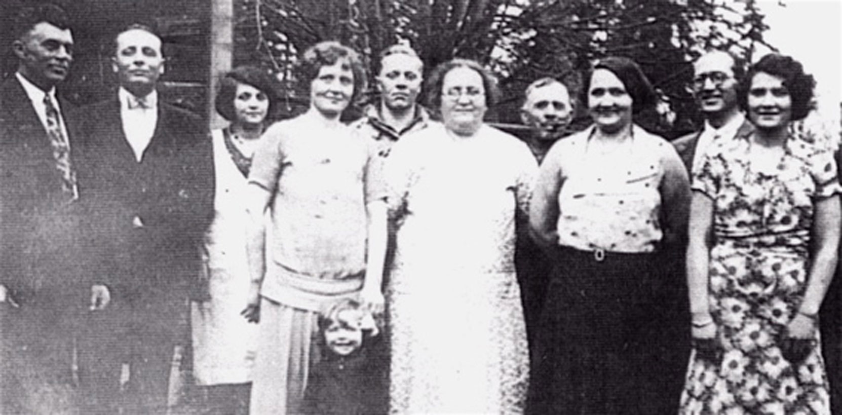 Left to right: Gus Bergman, Henry Smith Pearl Smith, Josie Creighton (Murray), Freddy Smith Wilhomena (Ma), Thomas (Pa), Laura Bergmans (Smith), Bart Creighton, Carrie Smith circa 1929 (photo: http://smithfamhis.blogspot.com )